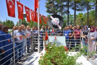 Üniversitemiz Personeli 15 Temmuz Kahramanı Ömer Halisdemir’in Kabrini Ziyaret Etti